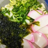 かまぼことあおさとねぎのぶっかけうどん